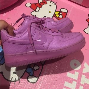 limited nike sneaker . very like new .